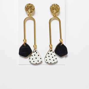 Amy brass arch earrings Black & White